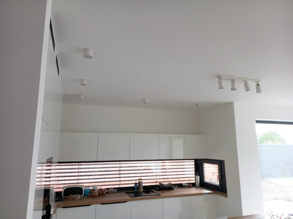 Családi ház konyhájának LED világítása.