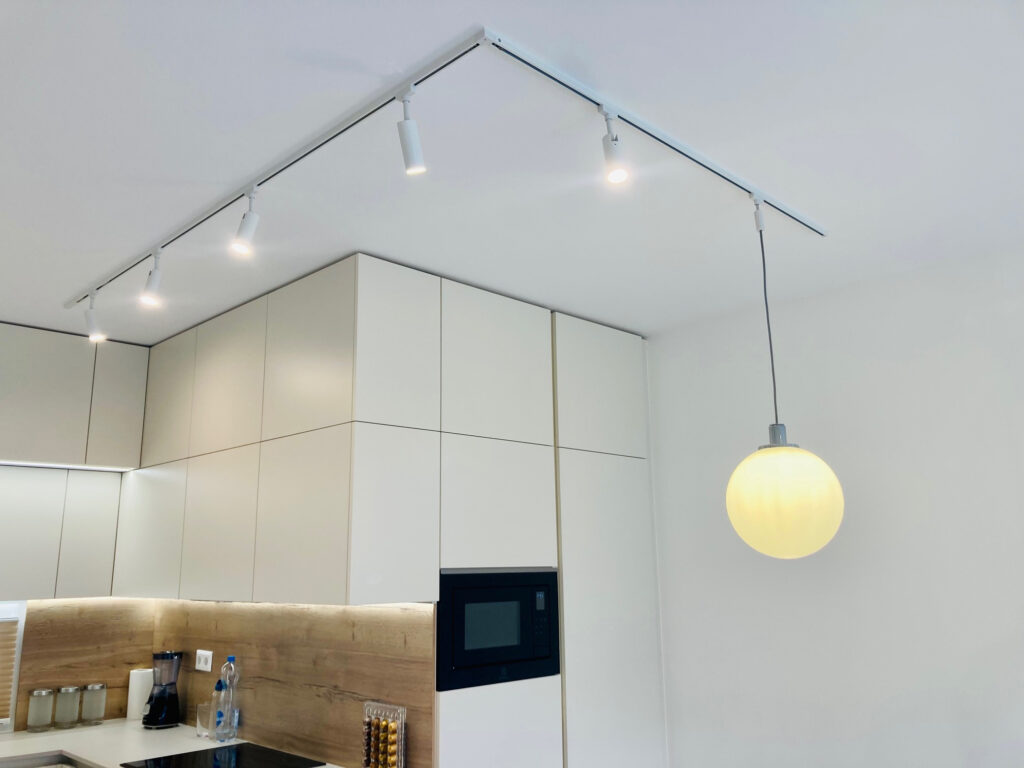 Paulmann URail egyfázisú LED sínrendszer konyhában.